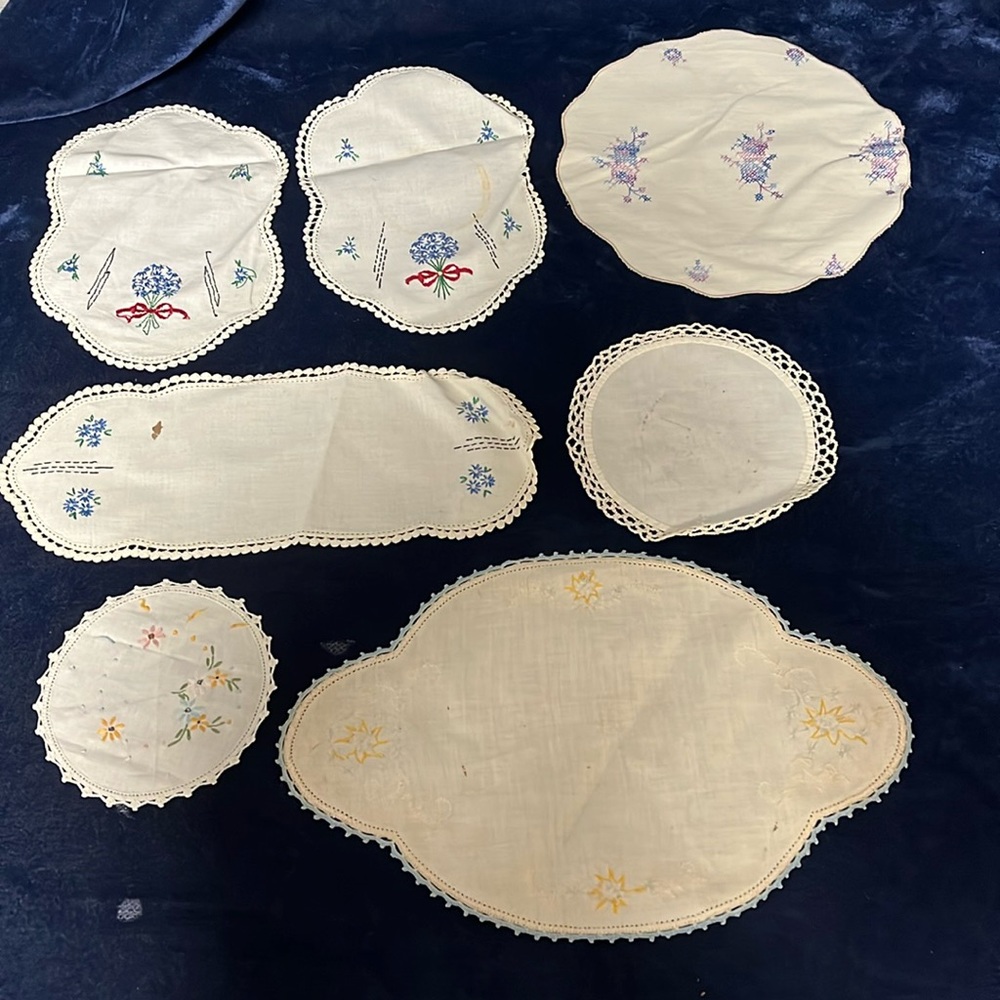 Vtg Doilies